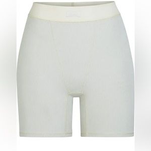 SKIMS boxer in Talc NWT